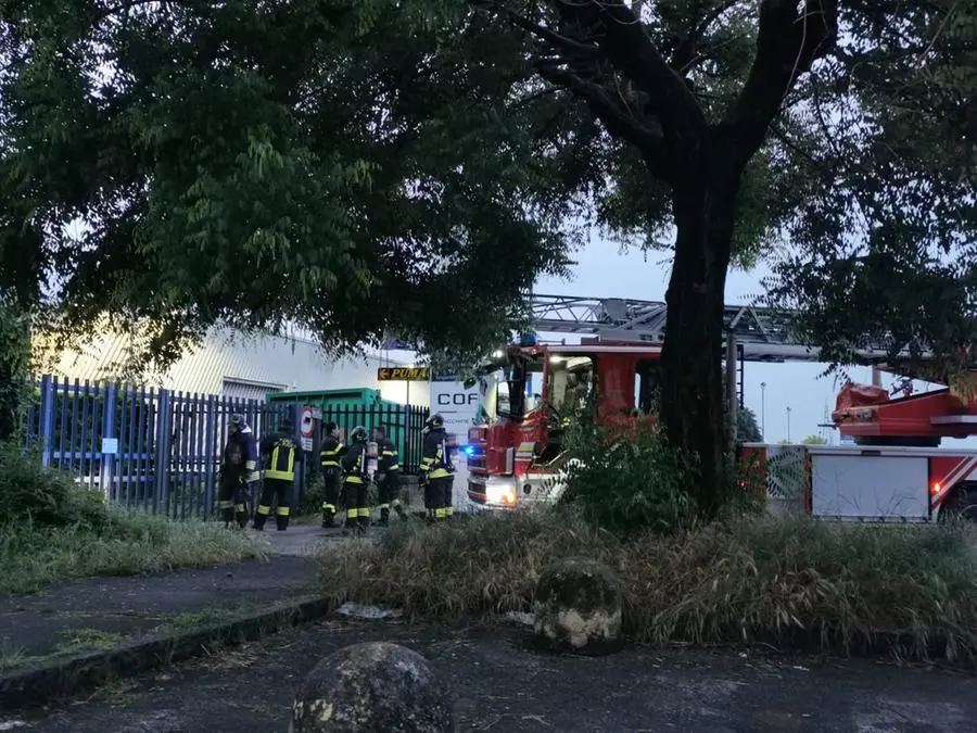 L'incendio in zona industriale