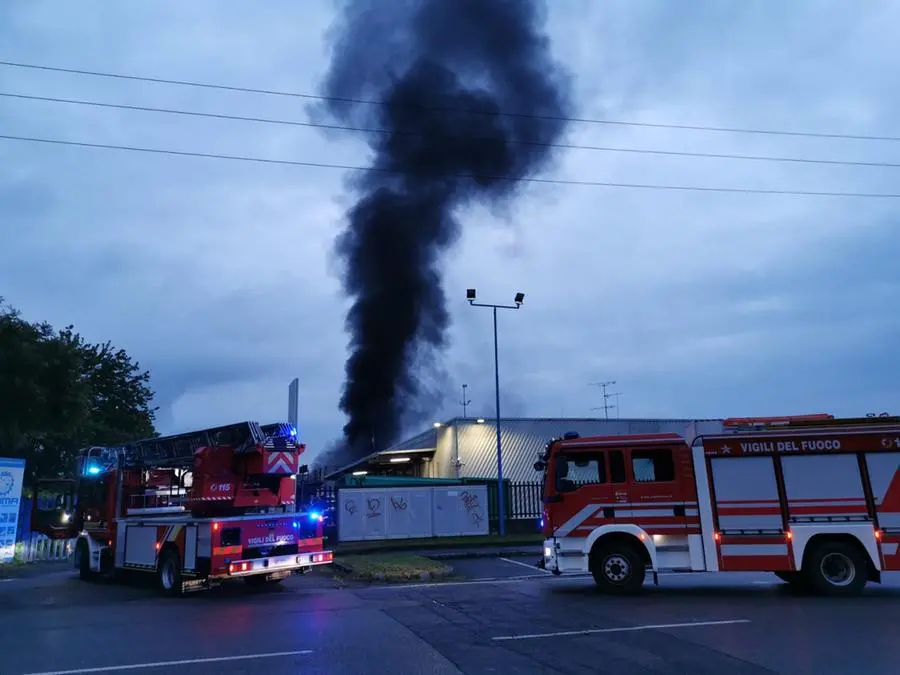 L'incendio in zona industriale