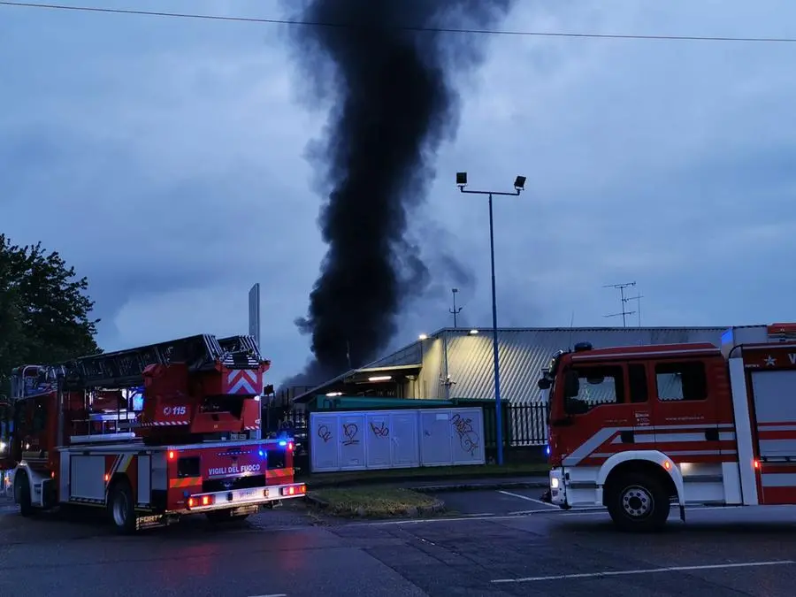 L'incendio in zona industriale