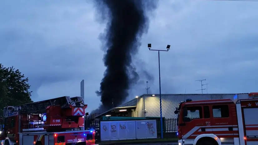 L'incendio in zona industriale