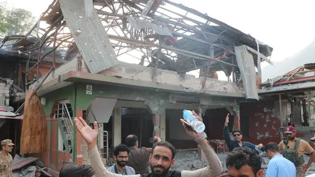 epa12080770 People inspect the damage following India's missile strike on Bilal Mosque in Muzaffarabad, the capital of Pakistani-administered Kashmir, 07 May 2025. India stated that it conducted military strikes on nine sites in Pakistan in retaliation for a deadly militant attack on tourists in Kashmir. EPA/AMIIRUDDIN MUGHAL
