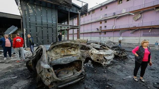 epa12072641 Locals react at the site of an overnight drone strike that hit a residential area in Kyiv, Ukraine, 04 May 2025, amid the ongoing Russian invasion. At least eleven people were injured, including two children, in the strike on the residential area, according to the State Emergency Service report. Russia launched a large-scale overnight attack using 165 drones across all of Ukraine, according to the Air Force Command of Ukraine. EPA/SERGEY DOLZHENKO