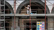 *** generica *** Restauratrice al lavoro tra gli archi del cortile di Castelcapuano storico tribunale di Napoli, 17 ottobre 2024 ANSA / CIRO FUSCO