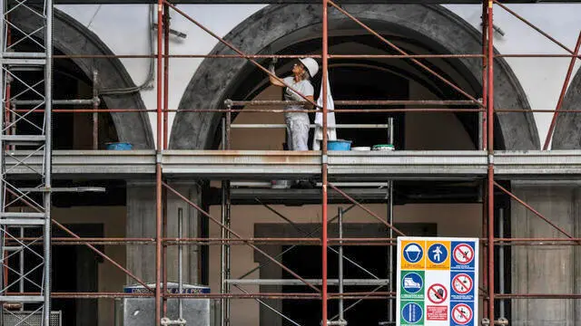 *** generica *** Restauratrice al lavoro tra gli archi del cortile di Castelcapuano storico tribunale di Napoli, 17 ottobre 2024 ANSA / CIRO FUSCO