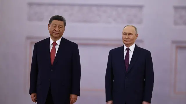 epa12082593 Russian President Vladimir Putin (R) and Chinese President Xi Jinping (L) attend a welcoming ceremony before their talks at the Kremlin in Moscow, Russia, 08 May 2025. Russia will mark the 80th anniversary of the victory in World War II over Nazi Germany and its allies on 09 May. EPA/Evgenia Novozhenina / POOL