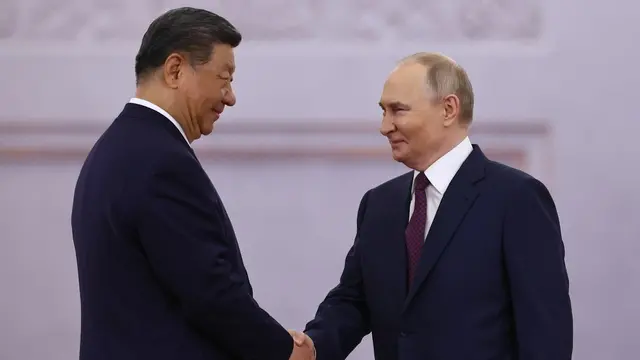 epa12082592 Russian President Vladimir Putin (R) shakes hands with Chinese President Xi Jinping (L) during a welcoming ceremony before their talks at the Kremlin in Moscow, Russia, 08 May 2025. Russia will mark the 80th anniversary of the victory in World War II over Nazi Germany and its allies on 09 May. EPA/Evgenia Novozhenina / POOL