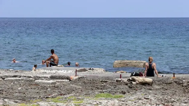 epa09958603 People enjoy the sun and the sea in Havana, Cuba, 19 May 2022. EPA/Ernesto Mastrascusa