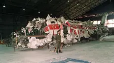 19990715-ROMA, CRO: USTICA; PAOLO GUZZANTI '' E' STATA UNA BOMBA''. FRAGALA' '' UNA BOMBA DI GHEDDAFI PER RICATTARE L'ITALIA. Una foto d'archivio dell'aereo Dc 9 dell' Itavia ricostruito nell'hangar di Pratica di Mare. ARCHIVIO/MP/ANSA