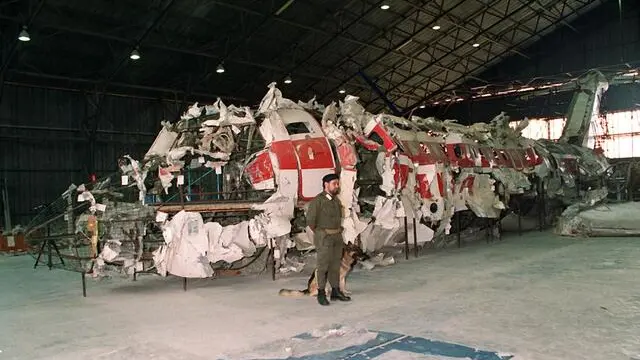19990715-ROMA, CRO: USTICA; PAOLO GUZZANTI '' E' STATA UNA BOMBA''. FRAGALA' '' UNA BOMBA DI GHEDDAFI PER RICATTARE L'ITALIA. Una foto d'archivio dell'aereo Dc 9 dell' Itavia ricostruito nell'hangar di Pratica di Mare. ARCHIVIO/MP/ANSA