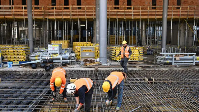 Operai al lavoro nel cantiere del nuovo Padiglione Sforza, Milano, 25 marzo 2025. ANSA/DANIEL DAL ZENNARO