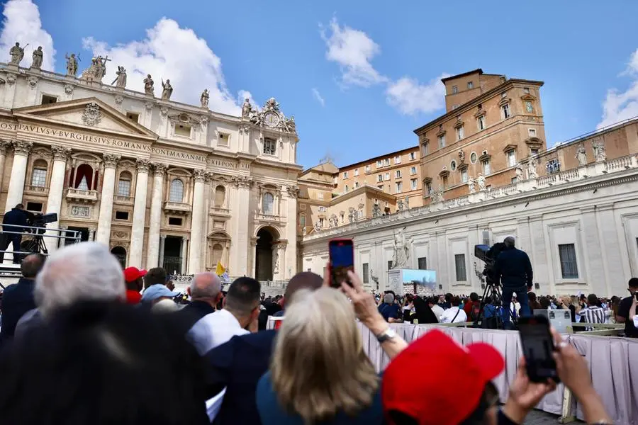 Conclave, l'attesa dei fedeli