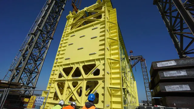 Una panoramica sulla gigantesca porta a scorrimento, che consentirà l’accesso a Venezia delle navi mentre il Mose è in funzione, durante le fasi di posizionamento alla bocca di porto di Malamocco, oggi 4 marzo 2023. ANSA/ANDREA MEROLA