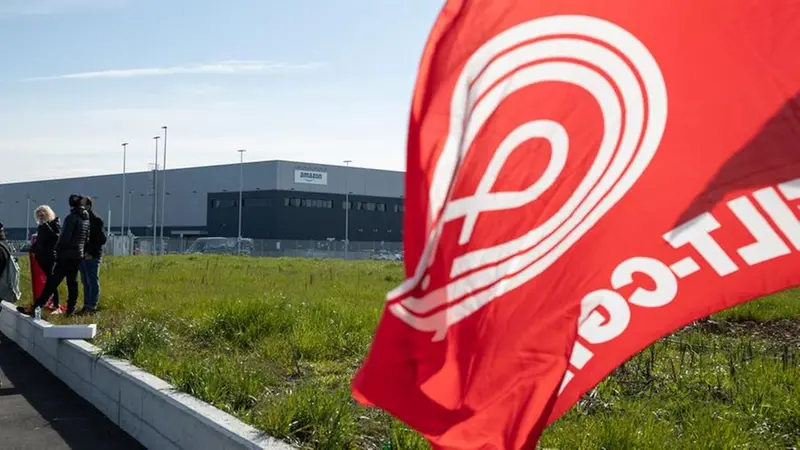 Uno sciopero della Filt Cgil al centro Amazon di Castegnato (foto d'archivio) - Foto © www.giornaledibrescia.it