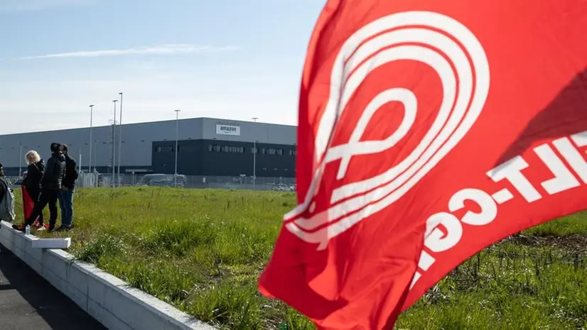 Uno sciopero della Filt Cgil al centro Amazon di Castegnato (foto d'archivio) - Foto © www.giornaledibrescia.it