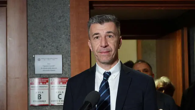 Gino Cecchettin, papà di Giulia Cecchettin, risponde alle domande dei giornalisti dopo la senteza di condanna all’ergastolo per Filippo Turetta , Venezia 3 dicembre 2024. ANSA/ANDREA MEROLA