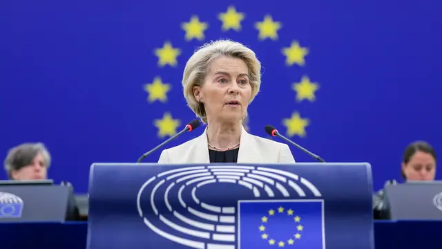 epa12079314 Ursula von der Leyen, European Commission President, speaks during a debate on 'EU support for a just, sustainable and comprehensive peace in Ukraine' at the European Parliament in Strasbourg, France, 07 May 2025. The current plenary session runs from 05 to 08 May 2025. EPA/RONALD WITTEK