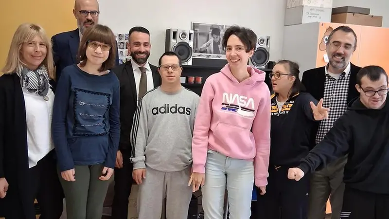 L’incontro: Grazioli, Zenoni con alcuni educatori e ospiti - © www.giornaledibrescia.it