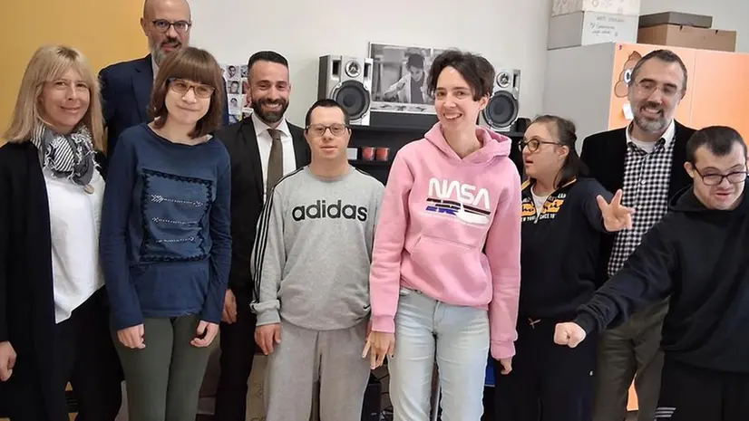 L’incontro: Grazioli, Zenoni con alcuni educatori e ospiti - © www.giornaledibrescia.it