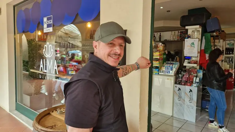 Il proprietario Boris Andreoletti del bar Alma bistrot a Passirano