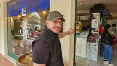 Il proprietario Boris Andreoletti del bar Alma bistrot a Passirano
