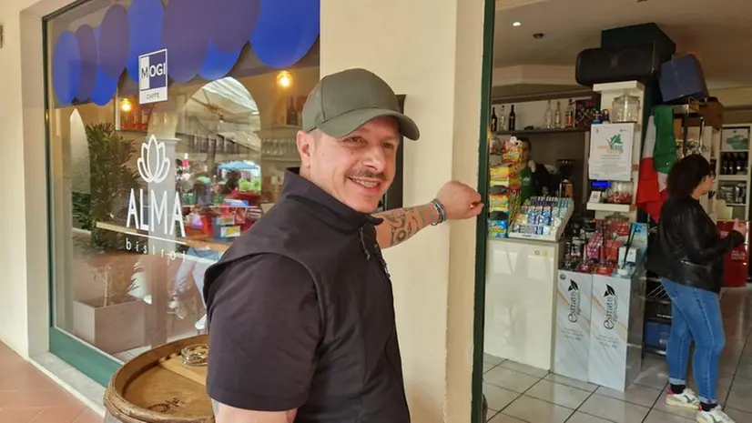 Il proprietario Boris Andreoletti del bar Alma bistrot a Passirano
