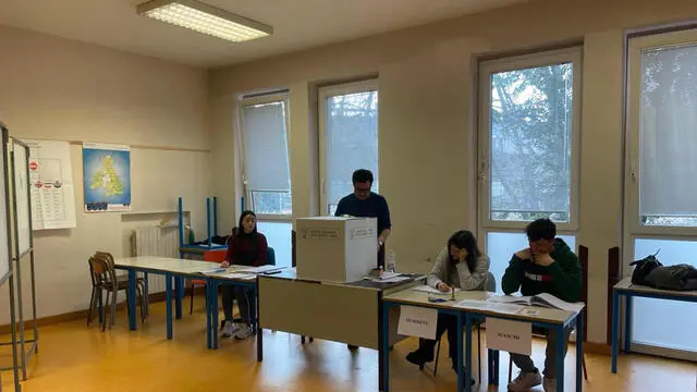 Elezioni regionali in Friuli Venezia Giuli, nelle foto un seggio in via Carli a Trieste