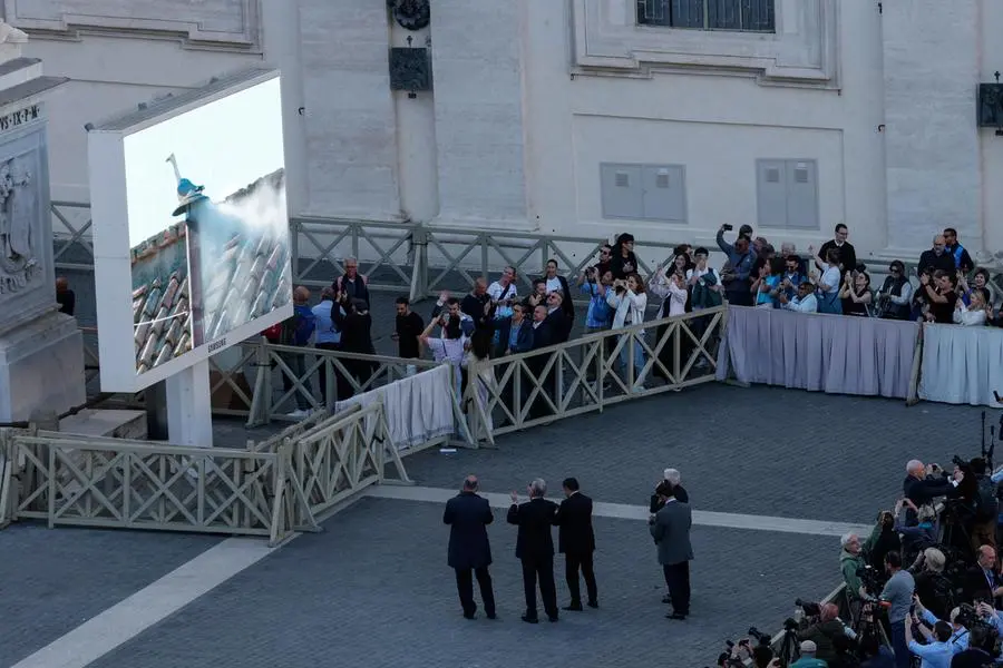Nuovo Papa, la reazione dei fedeli in piazza San Pietro
