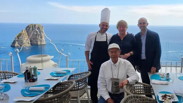 L'ex cancelliera tedesca per la prima volta in visita a Capri. Turista per un giorno insieme al marito, Angela Merkel ha visitato le bellezze dell'isola e ha sostato per il pranzo al ristorante Rooftop con vista sui Faraglioni.
