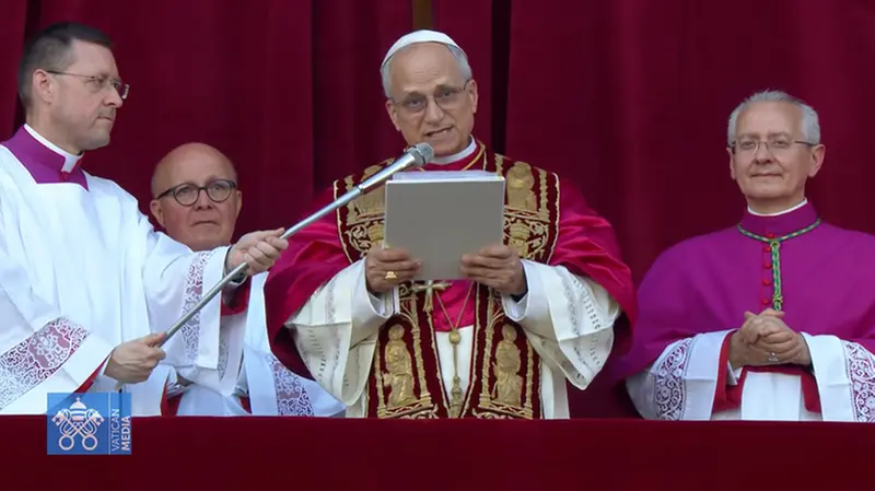 Papa Leone XIV affacciato alla loggia