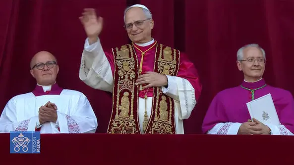 Un frame tratto dalla diretta video di Vatican Media mostra il momento in cui il nuovo Papa, il cardinale statunitense Robert Francis Prevost, si affaccia dalla loggia delle benedizioni, il balcone centrale della Basilica di San Pietro. Si chiamerà Leone XIV. Città del Vaticano, 8 maggio 2025. ANSA / VATICAN MEDIA HANDOUT