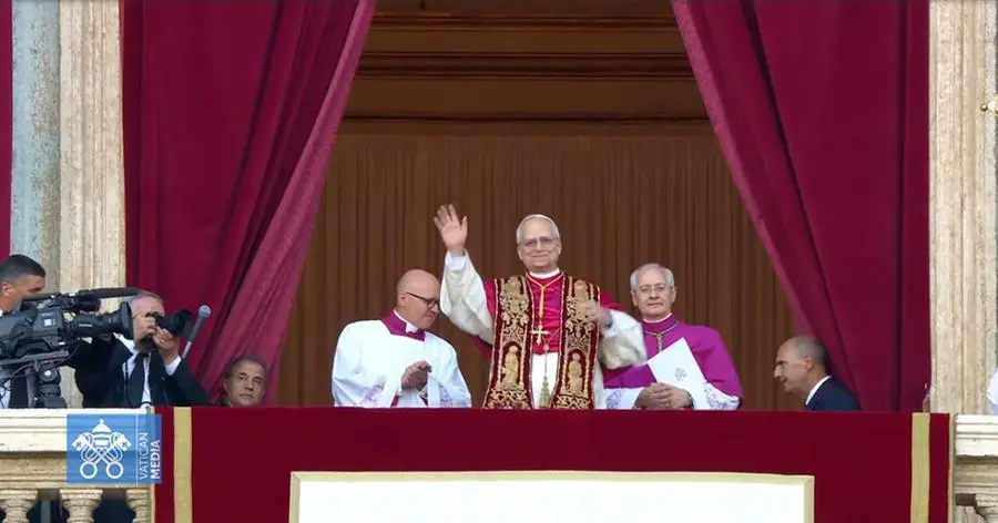 Robert Francis Prevost è papa Leone XIV: le prime immagini