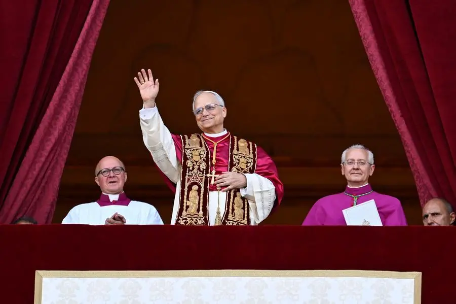 Robert Francis Prevost è papa Leone XIV: le prime immagini