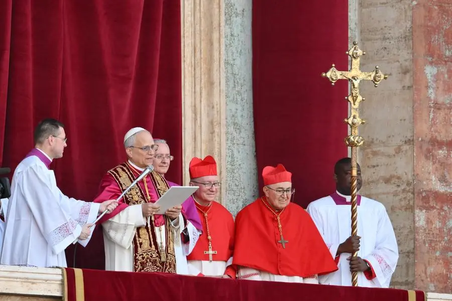 Robert Francis Prevost è papa Leone XIV: le prime immagini