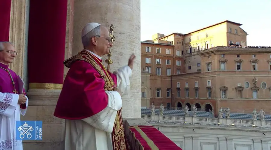 Robert Francis Prevost è papa Leone XIV: le prime immagini