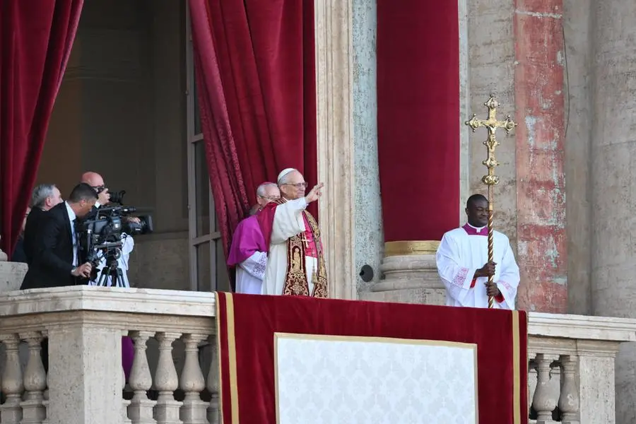 Robert Francis Prevost è papa Leone XIV: le prime immagini