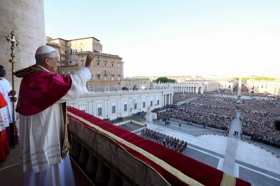 Robert Francis Prevost è papa Leone XIV: le prime immagini
