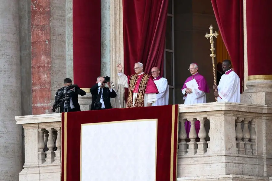 Robert Francis Prevost è papa Leone XIV: le prime immagini