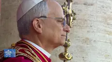Un frame tratto dalla diretta video di Vatican Media mostra il momento in cui il nuovo Papa, il cardinale statunitense Robert Francis Prevost, si affaccia dalla loggia delle benedizioni, il balcone centrale della Basilica di San Pietro. Si chiamerà Leone XIV. Città del Vaticano, 8 maggio 2025. ANSA / VATICAN MEDIA HANDOUT