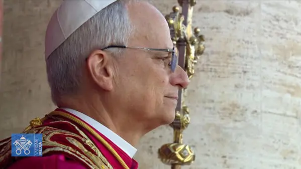 Un frame tratto dalla diretta video di Vatican Media mostra il momento in cui il nuovo Papa, il cardinale statunitense Robert Francis Prevost, si affaccia dalla loggia delle benedizioni, il balcone centrale della Basilica di San Pietro. Si chiamerà Leone XIV. Città del Vaticano, 8 maggio 2025. ANSA / VATICAN MEDIA HANDOUT