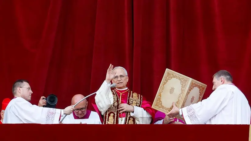 Il neo eletto Papa Leone XIV, il primo a leggere un discorso scritto - Foto Ansa © www.giornaledibrescia.it