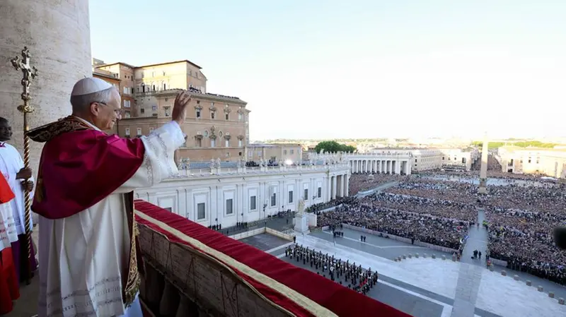 Robert Francis Prevost è papa Leone XIV: le prime immagini