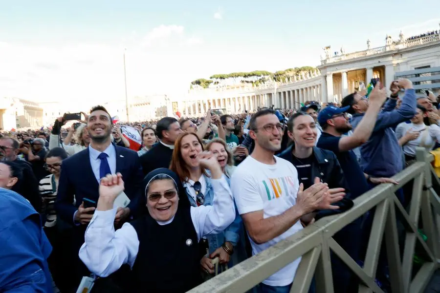Nuovo Papa, la reazione dei fedeli in piazza San Pietro