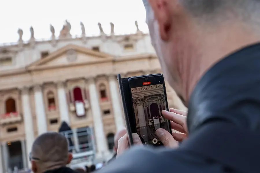 Nuovo Papa, la reazione dei fedeli in piazza San Pietro