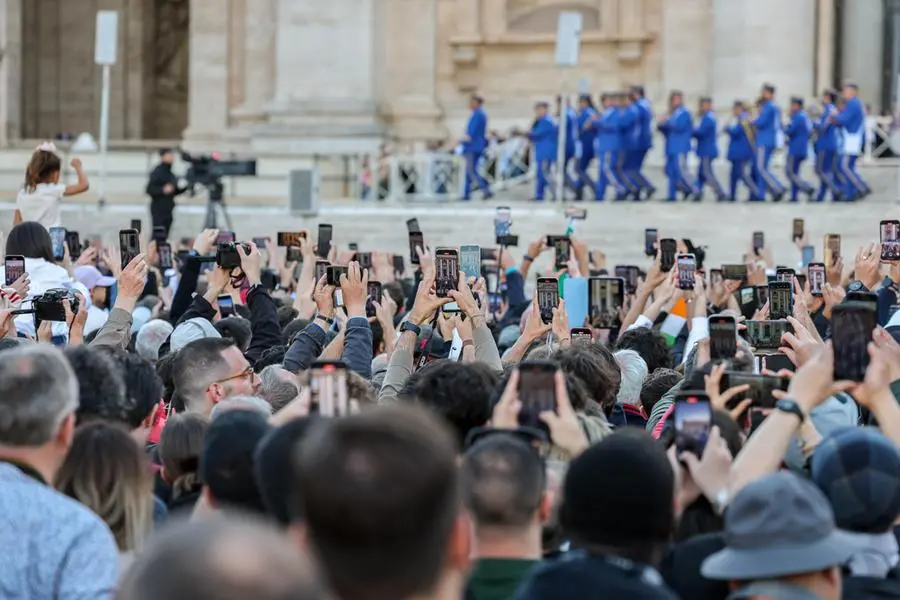 Nuovo Papa, la reazione dei fedeli in piazza San Pietro