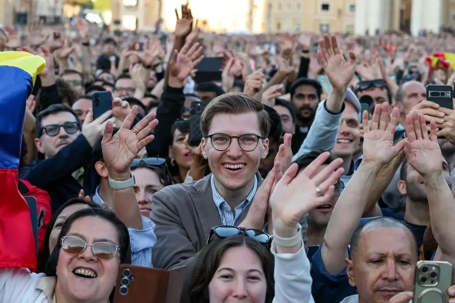 Nuovo Papa, la reazione dei fedeli in piazza San Pietro