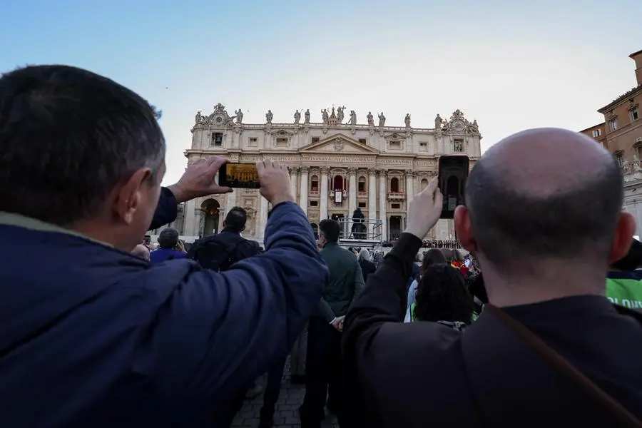 Nuovo Papa, la reazione dei fedeli in piazza San Pietro