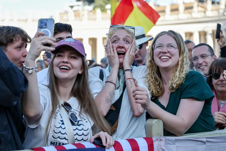 Nuovo Papa, la reazione dei fedeli in piazza San Pietro