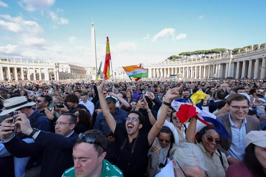 Nuovo Papa, la reazione dei fedeli in piazza San Pietro