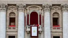 Il nuovo Papa Leone XIV sulla loggia di San Pietro - Foto Ansa © www.giornaledibrescia.it