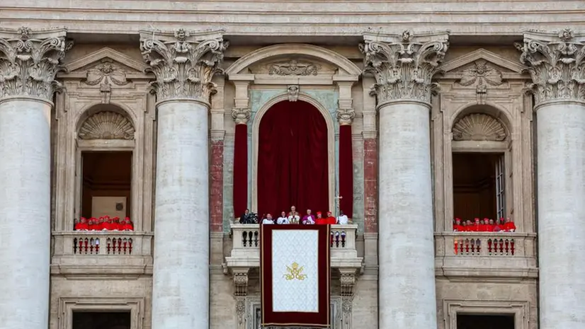 Il nuovo Papa Leone XIV sulla loggia di San Pietro - Foto Ansa © www.giornaledibrescia.it